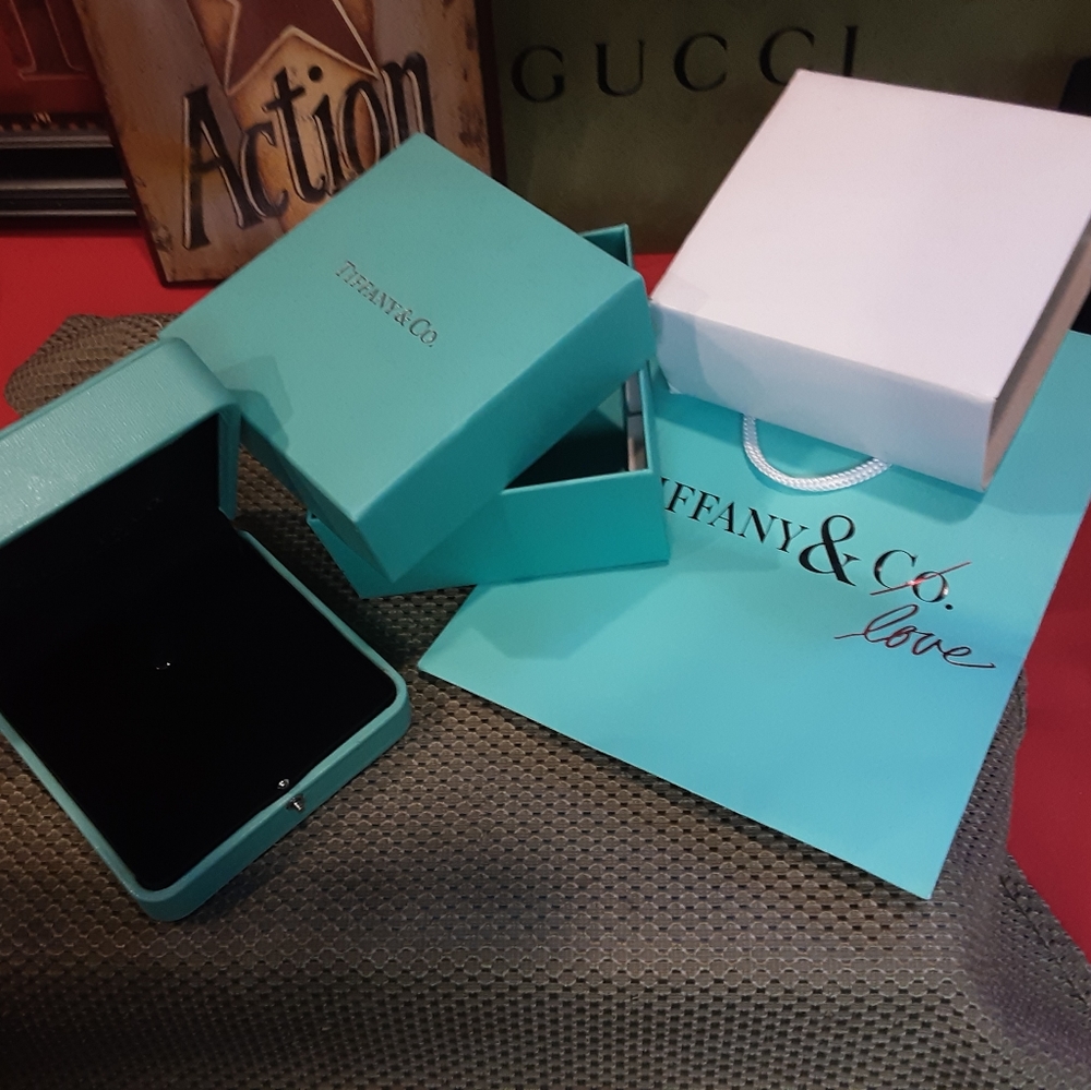 TIFFANY & Co Blue Box Large - Bracelet/Necklace